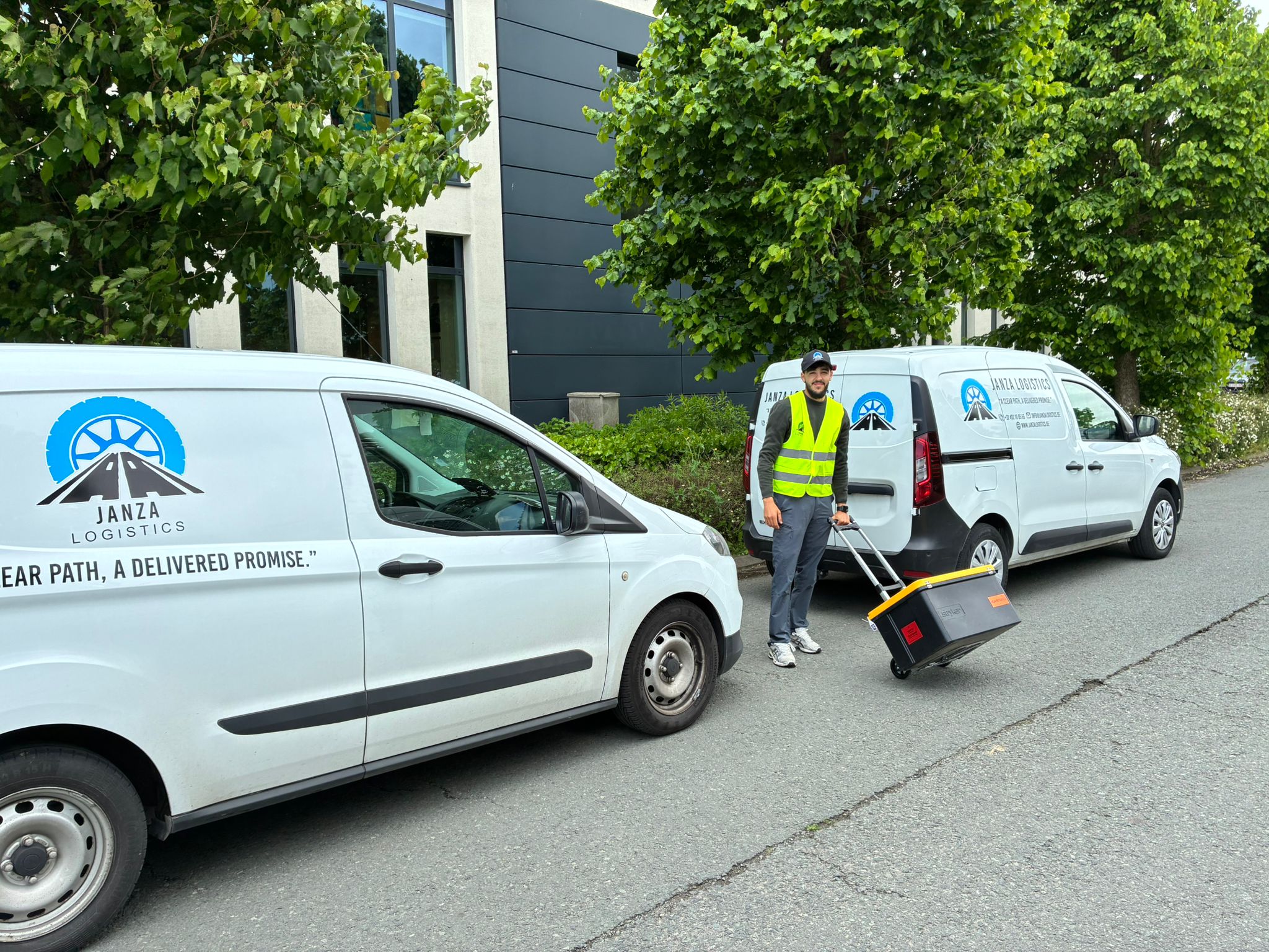 Janza Logistics koerier met twee bestelwagens